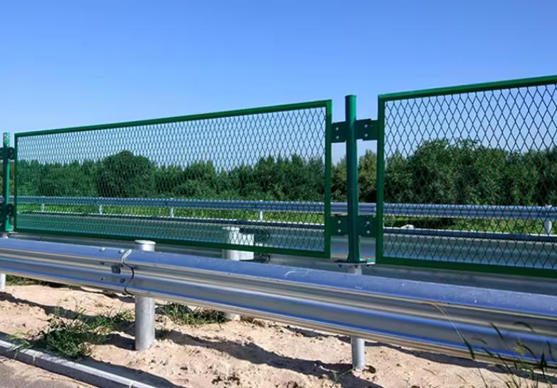 框架护栏网在不同场地的应用